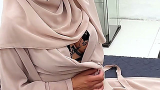 Hijabi Aaliyah Yasin Strips Out of Her Abaya and Cums