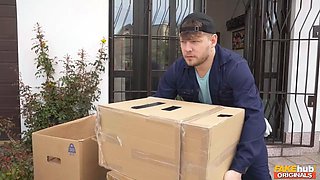 Removals boy fucks his cheating gf in the arse while he drives the van