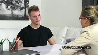 Amateur dude fucks Milf agent on casting