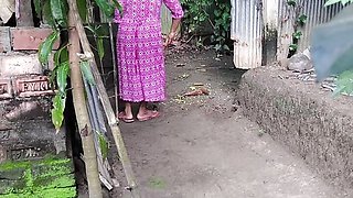 I see my aunty cleaning the yard, I hugged her and started fucking