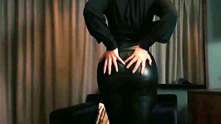 A classy ass tease leads to an unforgettable breathe test
