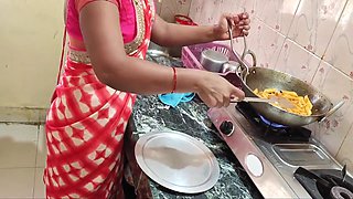 Desi Bhabhi Ne Kitchen Me Apne Naukar Ke Sath Kiya Ganda Kam