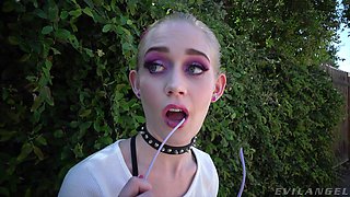 Big ass cutie Emma loves intense sex and she loves having her hair pulled