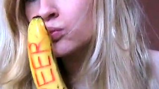 Deutsche Amateurin steckt sich eine Banane in den Arsch