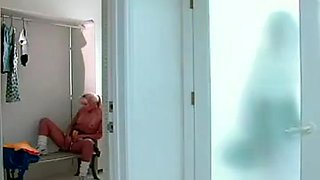 Thick cheerleader does small blonde in the school shower