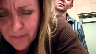maman attentionnée soulage le pote de son mari