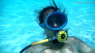 Horny diver is licking plump pussy under the water