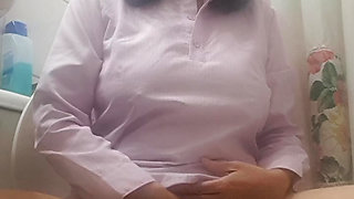 Mom plays with her fingers in her juicy vagina after urinating