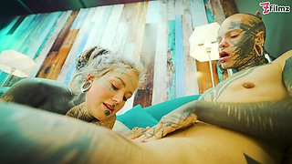 Alt beauty Anuskatzz stuffs Nahluu's pussy