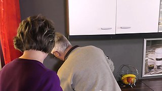 HausFrauFicken - Mature German housewife gets cum on tits