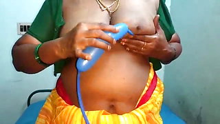 Desi aunty showing her boobs