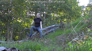Sexy amateur girlfriend losing off jeans for outdoor fuck