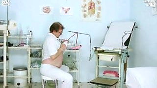 Jenny gyno pussy speculum exam on gynochair by old kinky doc