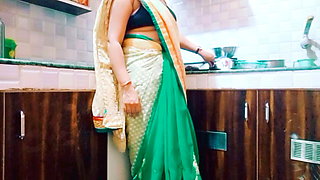 Bhabi ji kitchen me Chay banana sikha raha tha