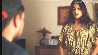 Radhika apte actress apni chut dhikata hua