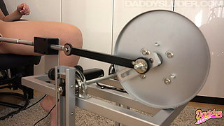 Squirting by fucking machine l DADDYS LUDER