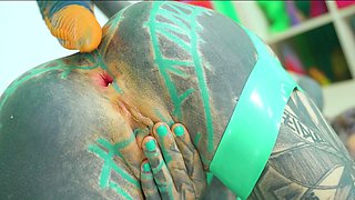Anuskatzz fucks her ass with a huge dildo