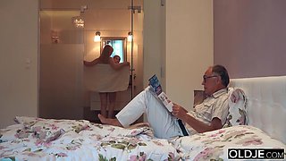 18 yo girl kissing and fucks her step dad in his bedroom