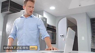 Hot plumber kaylee ryder is nicer at fixing van's pipe than fixing his kitchen sink - brazzers