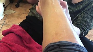 Amateur Foot Fetish Girlfriend Sucks and gives a Footjob