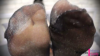 Wank all over my bewitching demonic nylon feet!