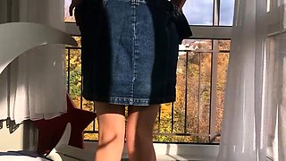 Cheerleader makes a video for her teacher