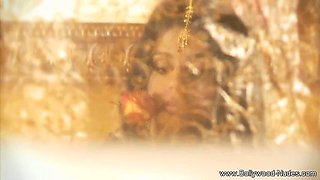 Stunning Indian babe Dances