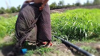 Kheton mein desi sauteli bahan Sadi utaar kar Naha Rahi Hai khula bathroom jungle mein bhabhi Naha rahi hai sasur ji ne deka outdoor Bahhroo