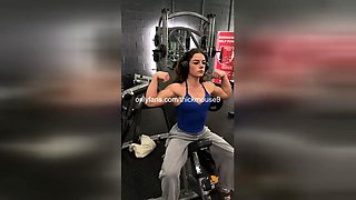 18yo Gym Lady Sprays on Insta Live