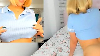 Sexy meaty ass blond fucking her pillow and having an