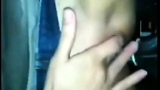 Elle se fait du bien dans la voiture avec son jouet