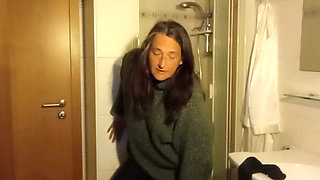 Everyday look out - Eva shows off her natural Rubens figure in the bathroom
